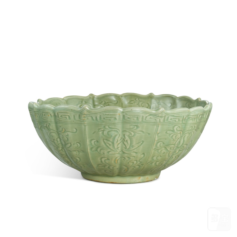 A large Longquan celadon-glazed 'floral' bowl, Ming dynasty | 明 龍泉窰青釉花卉紋花口盌 - 图2